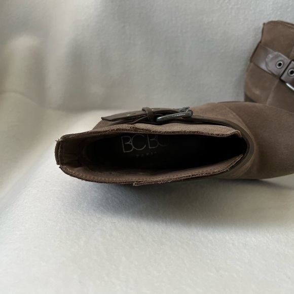 BCBG Size 6M Taupe Brown Leather/ Suede Booties - Picture 15 of 16